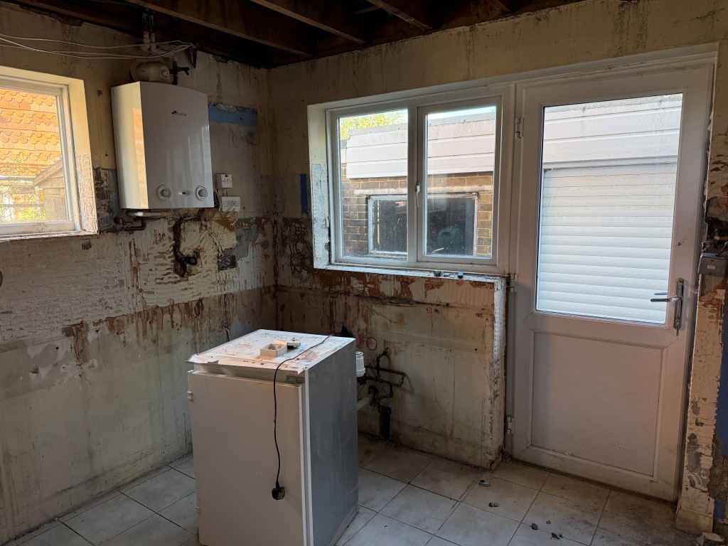 Lot: 137 - SUBSTANTIAL SIX-BEDROOM DETACHED PROPERTY WITH POTENTIAL FOR SUB-DIVISION - Main kitchen with glazed door to rear patio